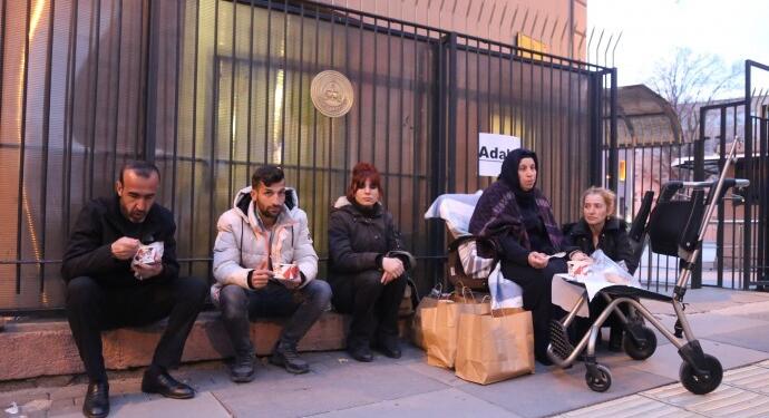 Şenyaşarlar 5’inci iftarını bakanlığın önünde açtı