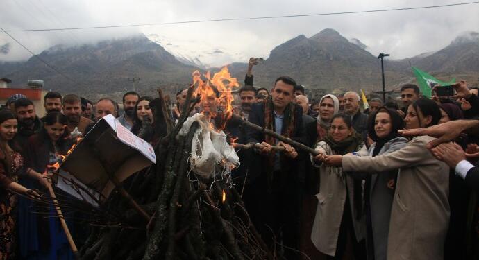 Çırav Dağı eteklerinde 10 yıl sonra ilk Newroz ateşi