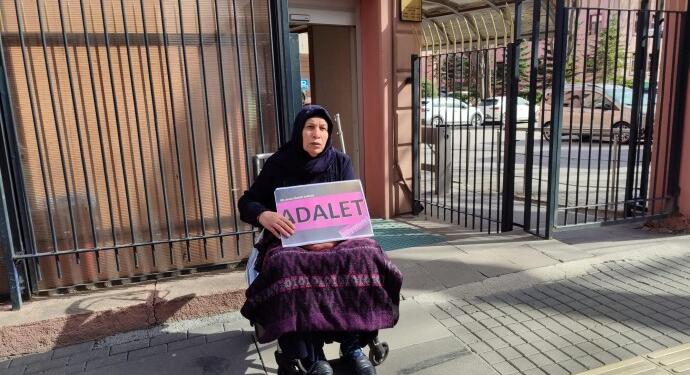 Adalet Nöbeti’ne tekrar başlayan Şenyaşar bakanlık önünde iftarını açtı