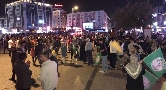 Esenyurt’ta ‘Jin jiyan azadî’ sloganları ile sonuçlar kutlanıyor