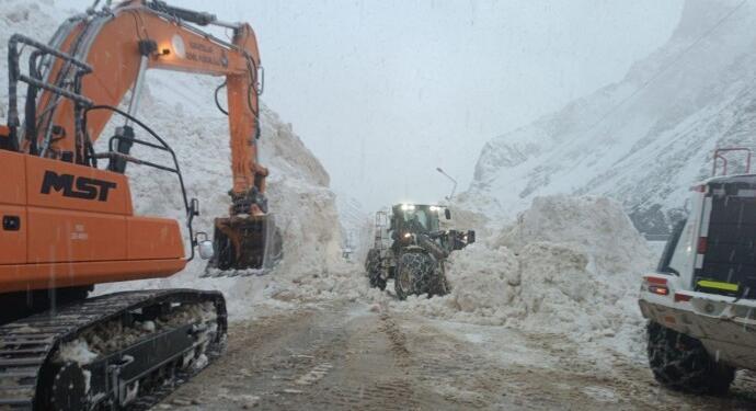 Colemêrg-Şırnex karayolunda 2’nci çığ: Dereler taştı