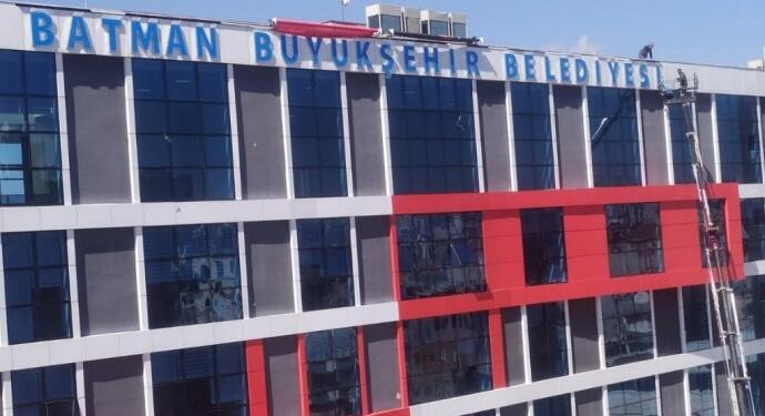 Êlih kayyımı ‘Büyükşehir Belediyesi’ tabelası astı