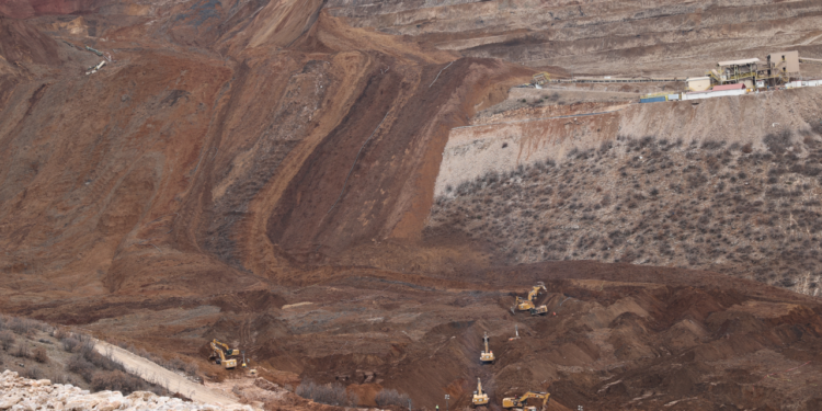 İktidar toprak altında işçiler varken sansür peşine düşmüş