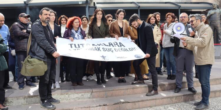 ‘Tutsaklara para yatırmak suç değildir’