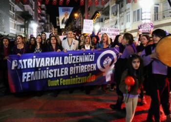 İzmir’de Feminist Gece Yürüyüşü: Eşit ve özgür bir yaşamı kuracağız
