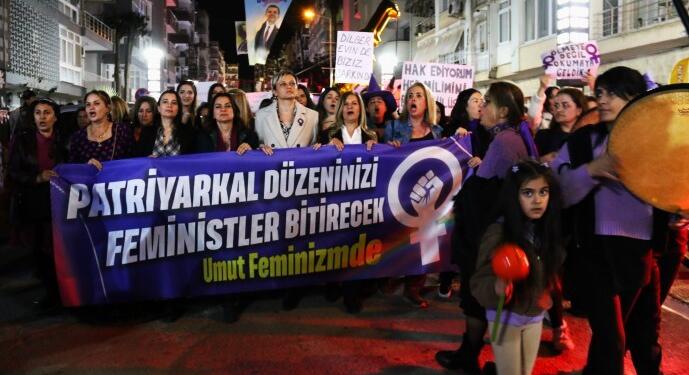 İzmir’de Feminist Gece Yürüyüşü: Eşit ve özgür bir yaşamı kuracağız