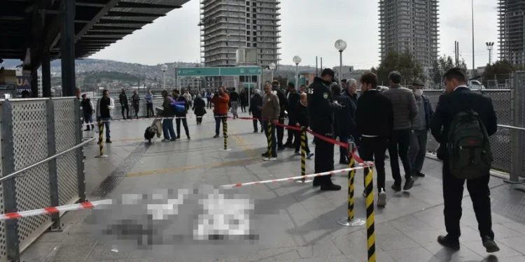 İzmir’de aktarma merkezi önünde silahlı saldırı: 1 ölü, 2 yaralı