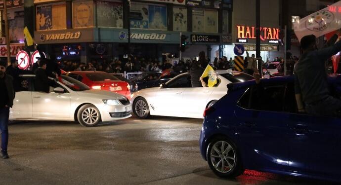 Wan’da polis saldırısına rağmen halk zaferi kutluyor