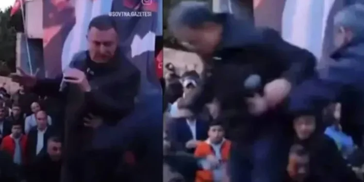 Lütfü Savaş Samandağ’da kürsüden aşağı atıldı