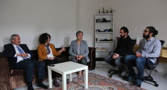 DEM Parti İzmir adaylarından ev hapsindeki gazetecilere ziyaret