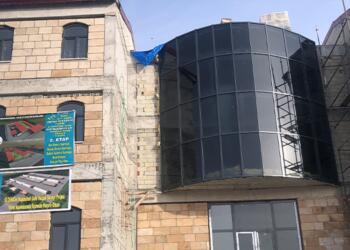 AKP’li aday seçim afişlerini belediye işçilerine astırdı