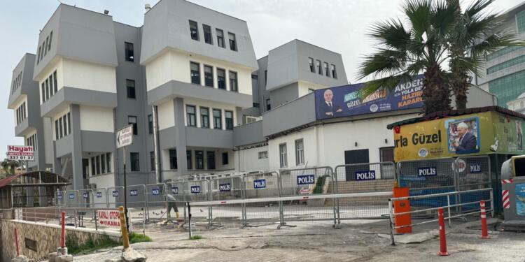 Akdeniz Belediyesi’nin etrafına bariyerler yerleştirildi