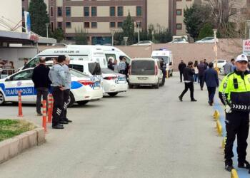 DENIZLI'DE PAMUKKALE UNIVERSITESI HASTANESI ACIL SERVIS GIRISINDEKI KAFETERYAYA SILAHLI SALDIRI DUZENLENDI, ILK BELIRLEMELERE GORE 7 KISI YARALANDI.(FOTO: RAMAZAN CETIN / DENIZLI DHA)
