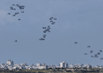 Gazze’de yardım paketleri insanların üzerine düştü: ölü ve yaralılar var