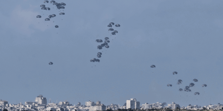 Gazze’de yardım paketleri insanların üzerine düştü: ölü ve yaralılar var