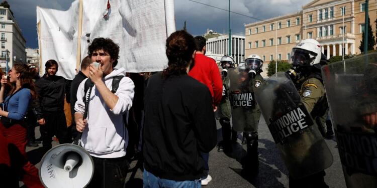 Yunanistan’da öğrenciler, özel üniversite yasasına karşı yürüdü