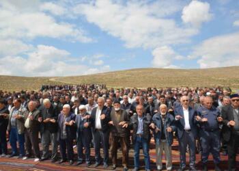 TÜRKİYE’NİN TAHIL AMBARLARINDAN BİRİSİ OLAN KARAMAN’DA, KURAKLIKLA MÜCADELE EDEN ÇİFTÇİLER YAĞMUR DUASINA ÇIKTI. (MEHMET DAĞLI/KARAMAN-İHA)