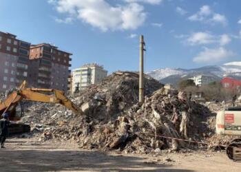 Hakkında yakalama kararı olan müteahhit arsa sattı