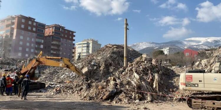 Hakkında yakalama kararı olan müteahhit arsa sattı