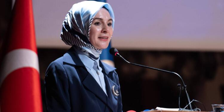 Kadınlar yoksullukla boğuşurken Aile Bakanlığı 8 Mart bahanesiyle yandaşa milyonlar akıtmış