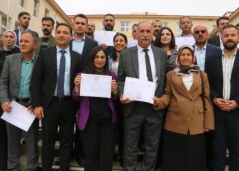 Mazbatalarını aldılar; belediyelerin kapısını halka açtılar