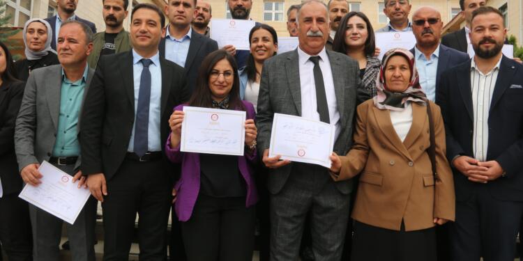 Mazbatalarını aldılar; belediyelerin kapısını halka açtılar