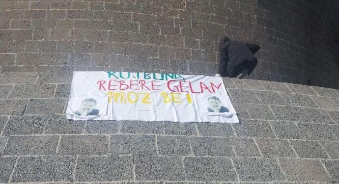 4 Nisan için Amed surlarına pankart asıldı