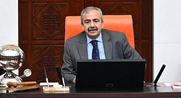 Sırrı Süreyya Önder Meclis oturumunda rahatsızlandı