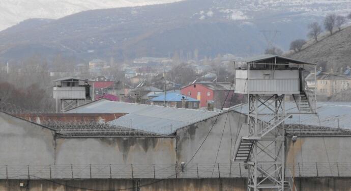 Tutsaklar PKK Lideri Öcalan için ‘özgürlük’ eyleminde