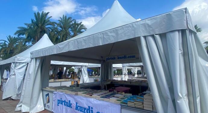 İzmir Kitap Fuarı’nı basan polisler kitaplara el koydu