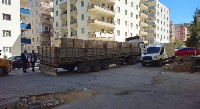 Mêrdîn kayyımı yardım kolilerini kamyonlarla kaçırıyor