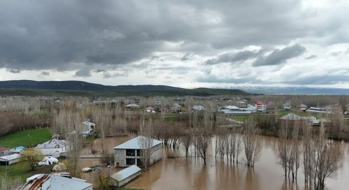 Agirî’de dere taştı: Birçok evi su bastı
