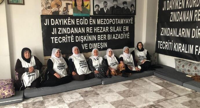 Tutsak yakınları PKK Lideri Öcalan’ın özgürlüğü için eylemdeler