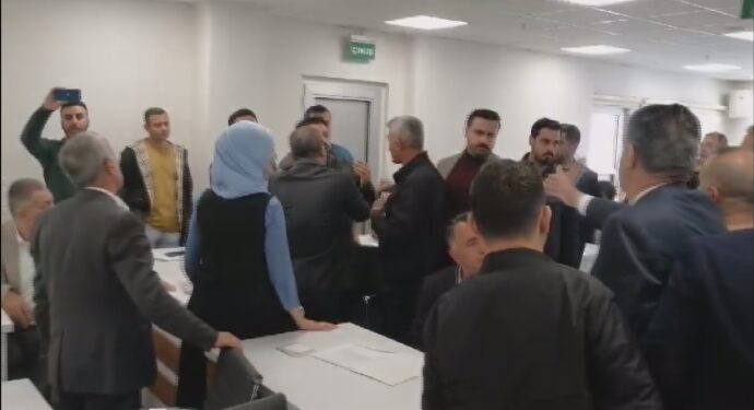 Şırnex’te Meclis oturumunda DEM Parti, AKP’li Yarka’yı protesto etti