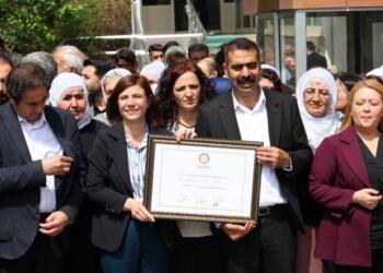 Amed’de mazbatalarını alan eşbaşkanlar: Belediye sizin, kent sizin