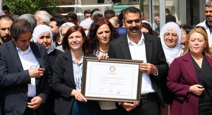 Amed’de mazbatalarını alan eşbaşkanlar: Belediye sizin, kent sizin