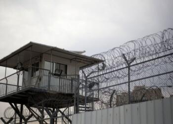 Hak ihlalleri bitmiyor: Tutsaklara ayakkabı içi arama işkencesi