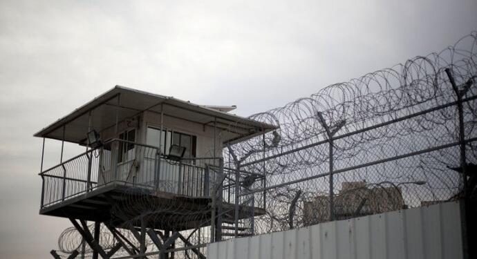 Hak ihlalleri bitmiyor: Tutsaklara ayakkabı içi arama işkencesi