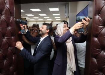 Eşbaşkanlar mazbatalarını aldı: Başkanlık kapısını söktüler