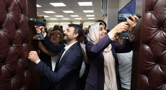 Eşbaşkanlar mazbatalarını aldı: Başkanlık kapısını söktüler