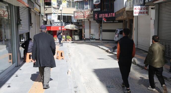 Wan’da irade gasbı: Esnaf kepenk açmadı, halk sokaklarda toplanmaya başladı