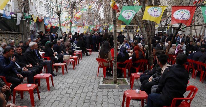 DEM Parti ve DBP birçok kentte yurttaşlarla bayram buluşması gerçekleştirdi