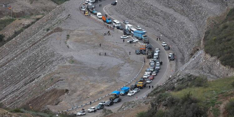 Ermenistan-Azerbaycan sınırına 35 sütun