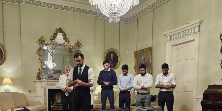 İskoçya’da Başbakan Yusuf istifa etti