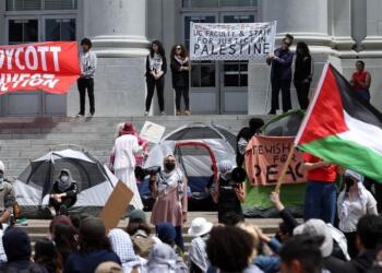 İki ülke ve üniversitelerde protestolar: Riyakarlık diz boyu