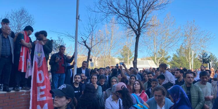 Amed’de seçim darbesi protesto edildi: Kayyımlar gidecek Kürt halkı bakidir