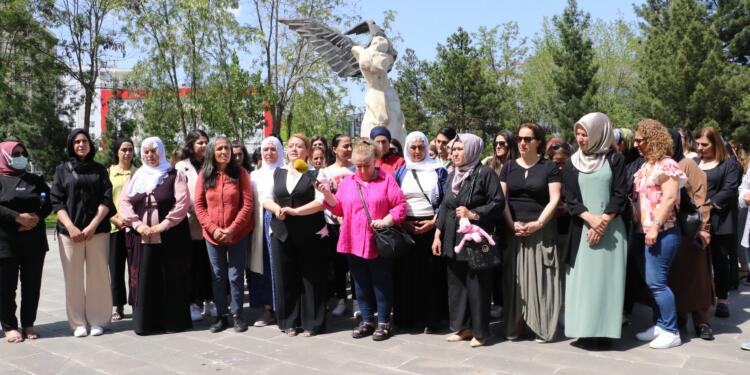 Kadın heykeli belediye bahçesine yeniden dikildi