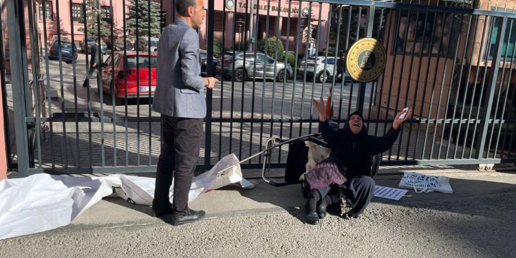 Pankartı söken görevliler Emine Şenyaşar’ı yere düşürdü