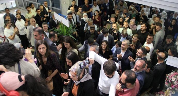 Eşbaşkan Sönük binler eşliğinde belediyeyi devraldı