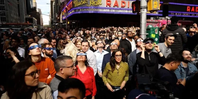 Yılın ilk güneş tutulmasını milyonlarca kişi izledi